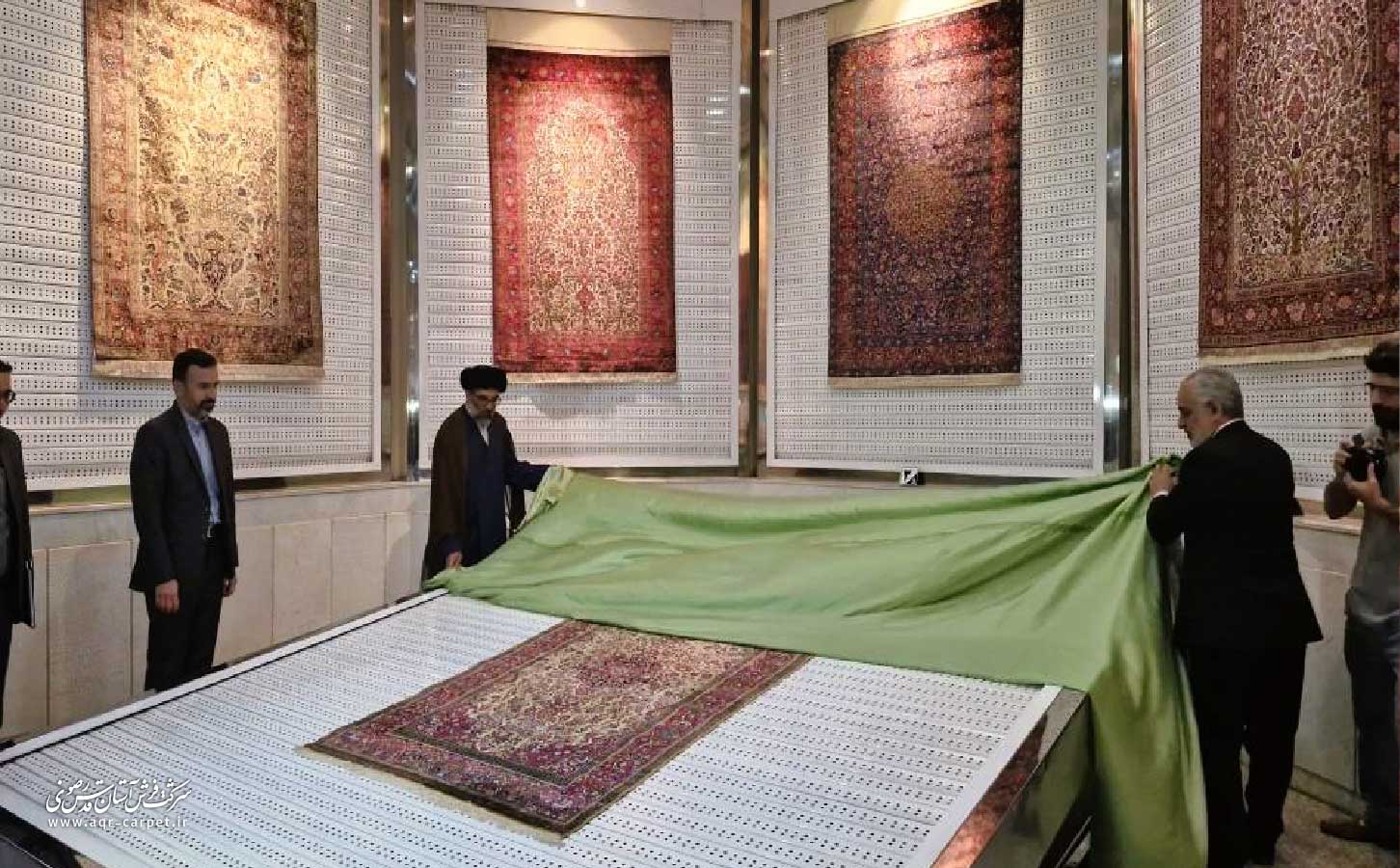 رونمایی از شش قالیچه قاجاری در موزه رضوی