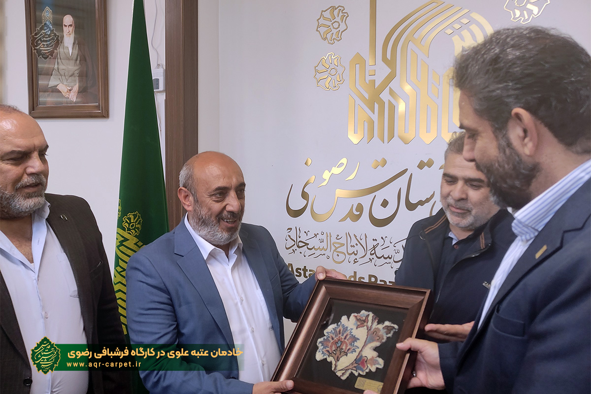 خادمان عتبه علوی در کارگاه فرشبافی رضوی