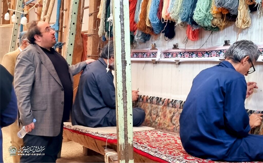رئیس بنیاد بهره‌وری موقوفات رضوی در کارگاه فرش