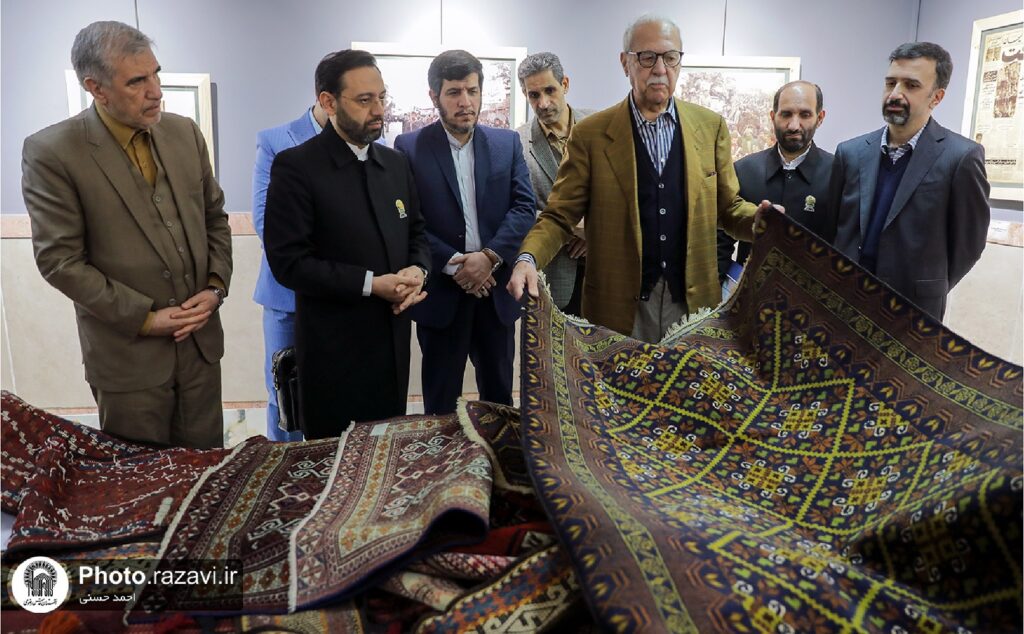 اهدای دستبافتههایی از شرق به موزه فرش آستان قدس